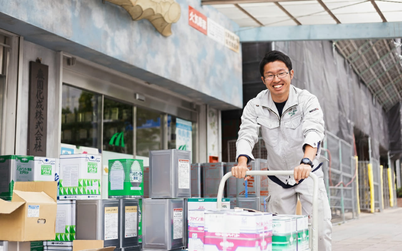 塗料サンプルと営業担当者